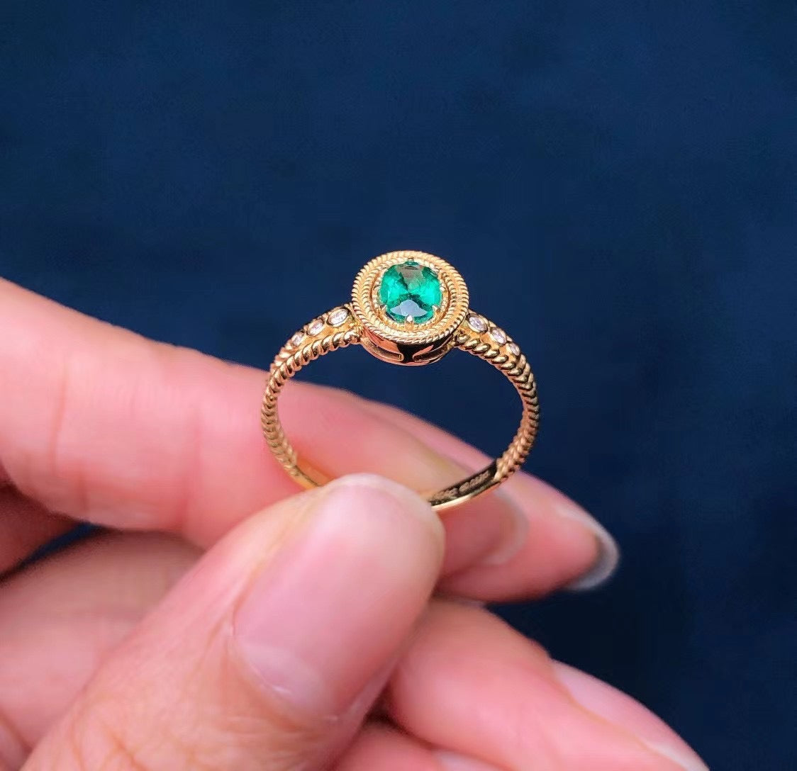 18k Diamond & Oval Shaped Emerald Ring